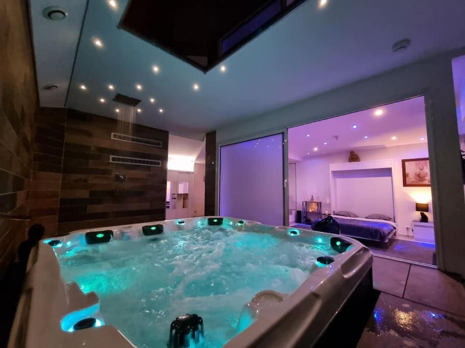 Suite La Volupte Avec Jacuzzi Privatif Meythet Exterior foto